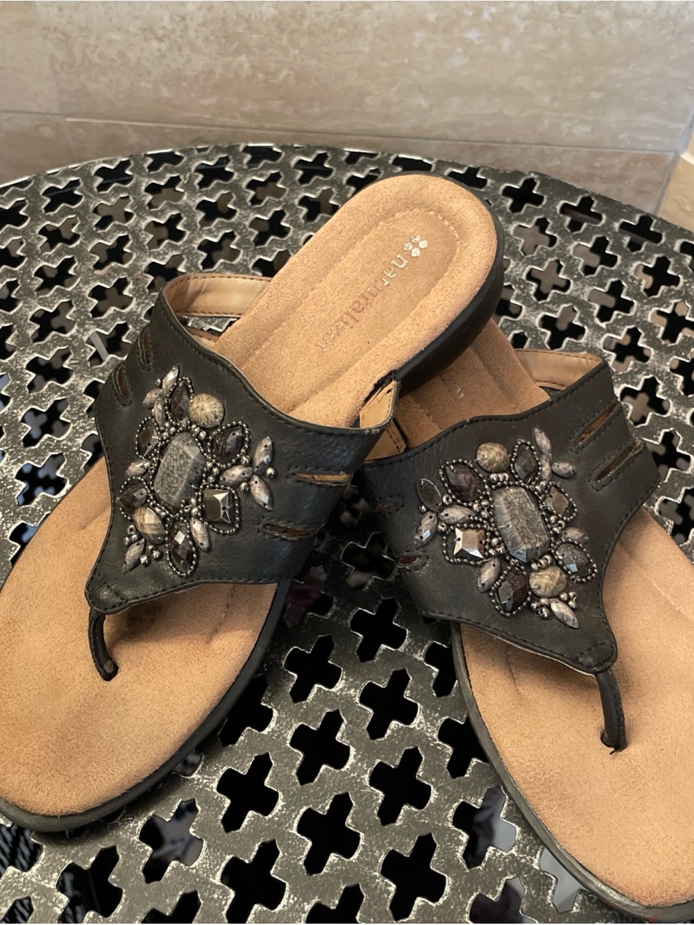 Naturalizer Janna Womens Black Faux Leather Slide Thong Sandals, Size 6M Studded